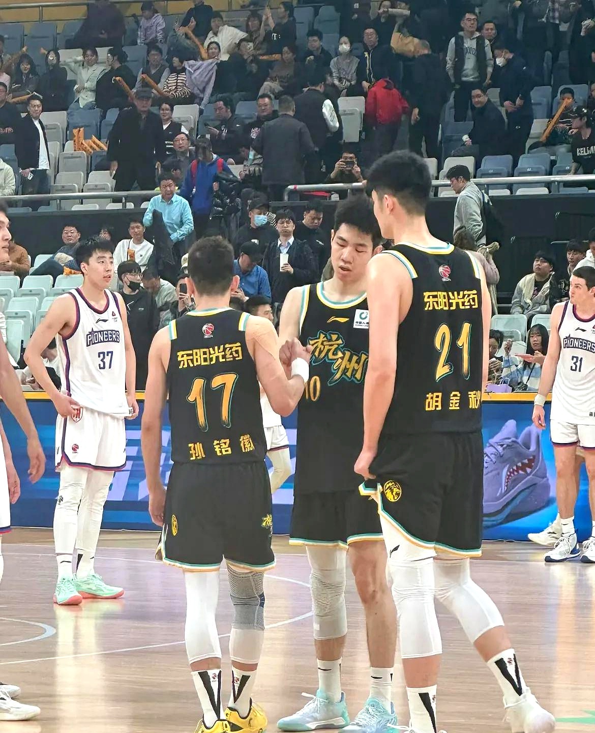 篮板大比拼:北京抢到48个篮板,篮下优势明显! 篮板大比拼:北京抢到48个篮板,篮下优势明显!