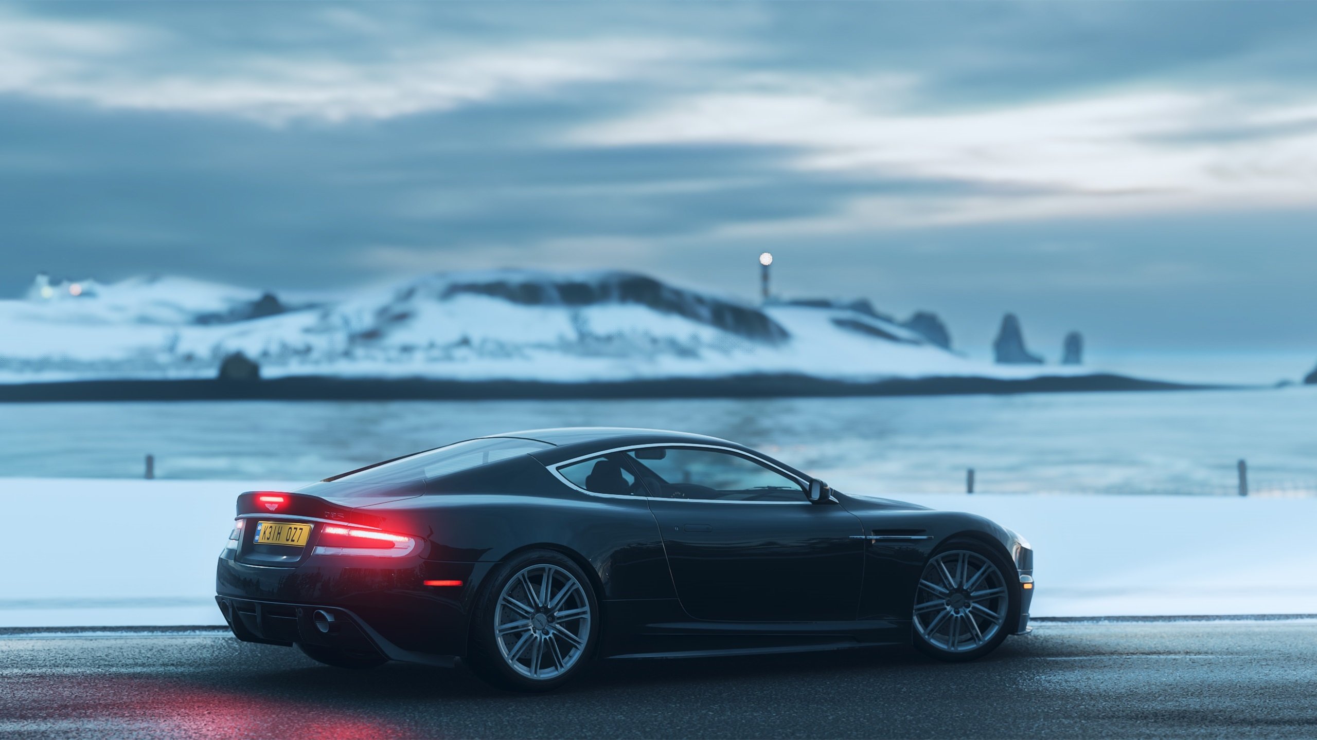 “快艇冲浪:东三叉湖赛场极速角逐,掀起水上运动的新浪潮”